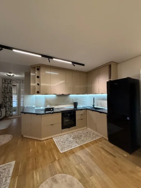 Tirane, jepet me qera apartament 1+1 Kati 1, 85.000 LEKE (KOPSHTI BOTANIK)