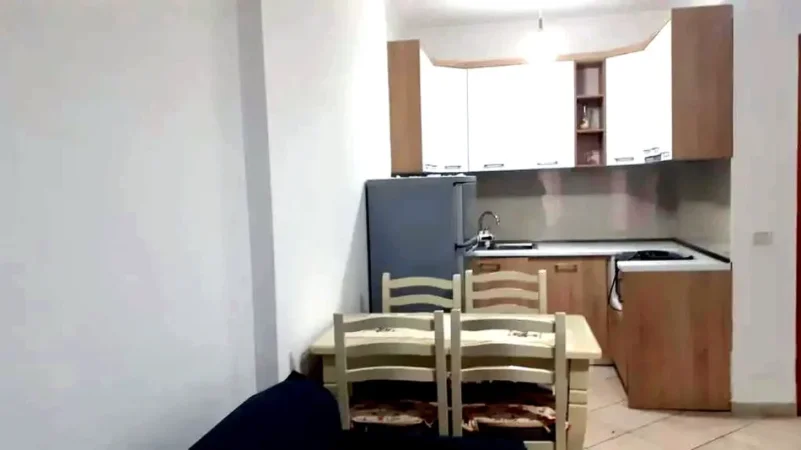Tirane, jepet me qera apartament 1+1 , 380 € (Misto Mame)