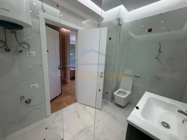 Tirane, jepet me qera apartament 1+1 Kati 3, 75 m² 650 € (Laprake)