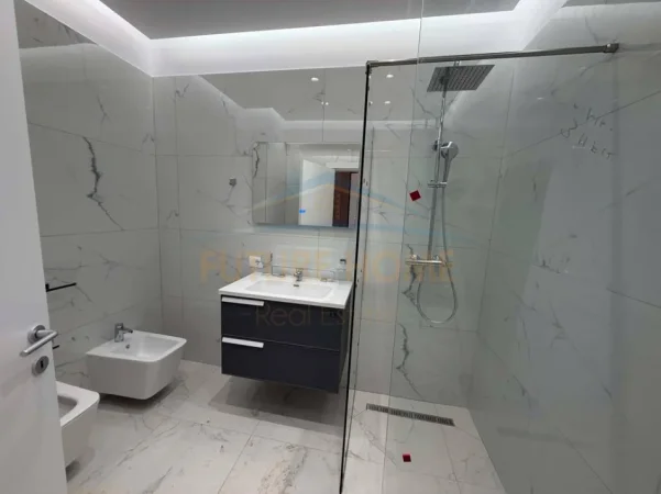 Tirane, jepet me qera apartament 1+1 Kati 3, 75 m² 650 € (Laprake)