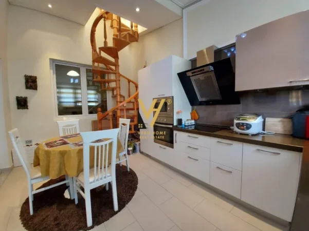 Tirane, shitet apartament 2+1+Ballkon , k148 m² 240.000 € (TELEFERIKU DAJT)