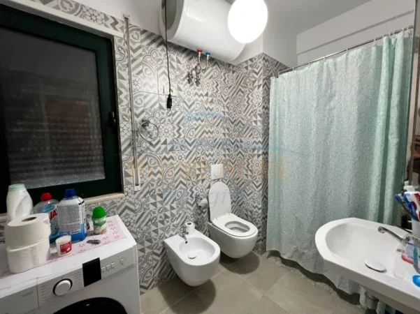 Tirane, jepet me qera apartament 1+1+Post Parkimi Kati 1, 65 m² (Unazës së Re) 60.000 Lekë/muaj
