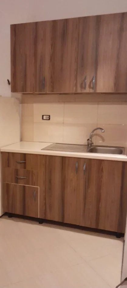 Tirane, jepet me qera garsonier 1+1 Kati 1, 30 m² (Mbrapa Neptunit, Don Bosko)