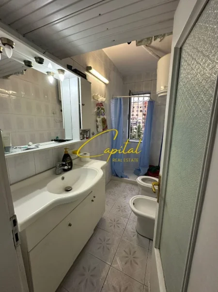Tirane, jepet me qera apartament 2+1 Kati 4, 80 m² 500 € (QENDER)