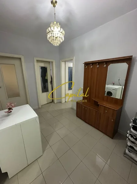 Tirane, jepet me qera apartament 2+1 Kati 4, 80 m² 500 € (QENDER)