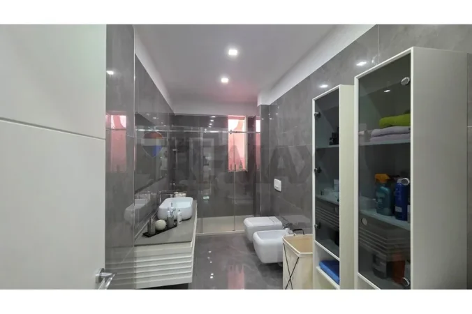 Vlore, shitet apartament 2+1 Kati 7, 129 m² 209.000 € (Rruga Hasan Kushta, Albano Romina, Vlorë)