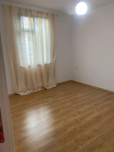 Tirane, jepet me qera ambjent biznesi Kati 2, 55 m² 650 € (qender , sheshi skenderbej)