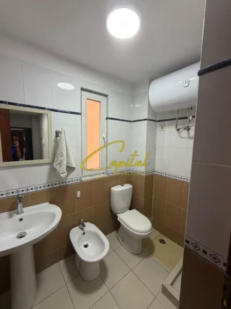 Tirane, jepet me qera apartament 1+1 Kati 3, 76 m² 450 € (KOMUNA E PARISIT)