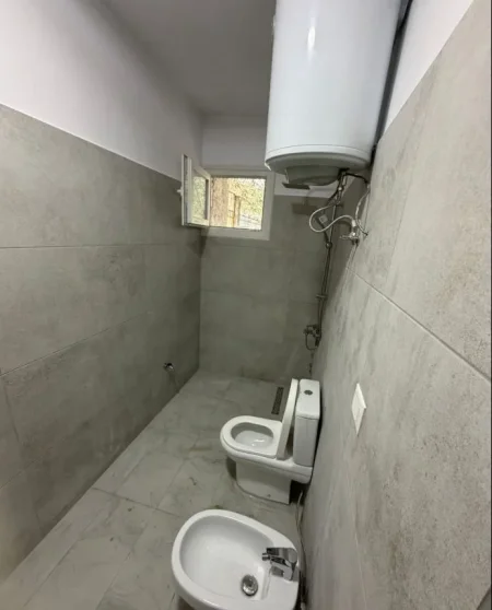 Tirane, jepet me qera apartament 2+1 Kati 1, 90 m² 400 € (Shkozë)
