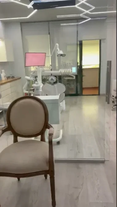 Tirane, Jepet me qera Ambient Biznesi,  140 m² 2.000 € (Blloku)
