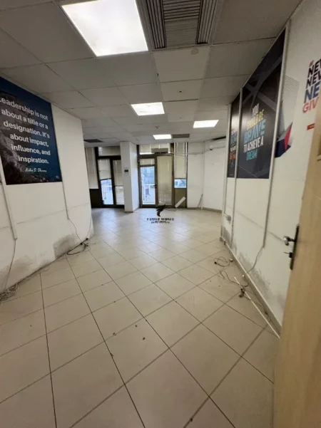 Tirane, jepet me qera zyre Kati 4, 200 m² 3000 € (BLLOKU)