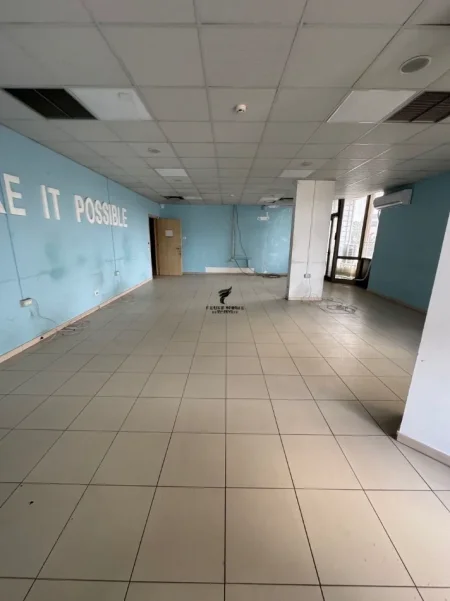 Tirane, jepet me qera zyre Kati 4, 200 m² 3000 € (BLLOKU)