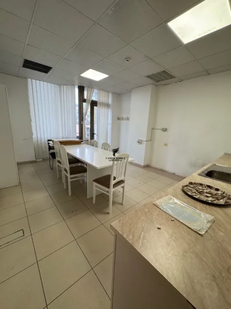 Tirane, jepet me qera zyre Kati 4, 200 m² 3000 € (BLLOKU)