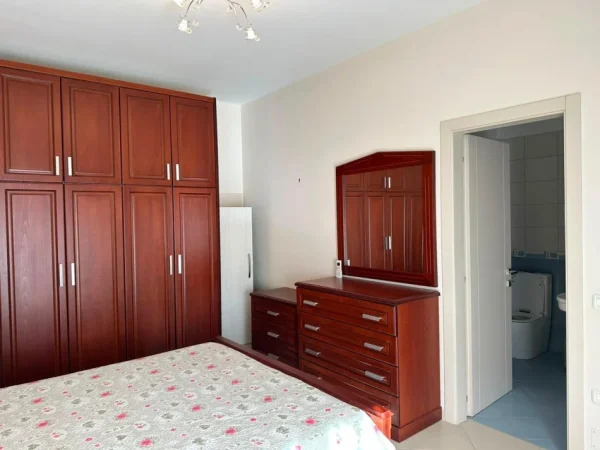 Tirane, jepet me qera apartament 2+1 Kati 3, 106 m² 800 € (Kopshti Botanik)