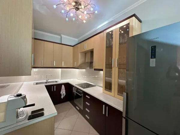 Tirane, jepet me qera apartament 2+1 Kati 3, 106 m² 800 € (Kopshti Botanik)