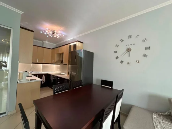 Tirane, jepet me qera apartament 2+1 Kati 3, 106 m² 800 € (Kopshti Botanik)