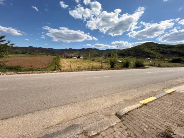 Tirane, shitet toke ne Fortuzaj Tirane, 1.558 m² 14,000,000 Lek