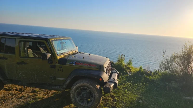 Durres, shes SUV - Jeep Wrangler Unlimited, viti 2010 Benzin, jeshile manuale Kondicioner, Cmimi 10.000 €