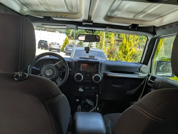 Durres, shes SUV - Jeep Wrangler Unlimited Sahara, viti 2016 Benzin, e bardhë manuale Kondicioner 117.500 km 20.000 €