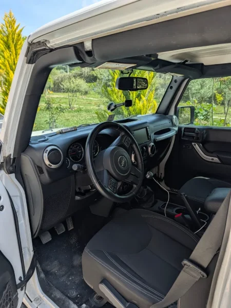 Durres, shes SUV - Jeep Wrangler Unlimited Sahara, viti 2016 Benzin, e bardhë manuale Kondicioner 117.500 km 20.000 €