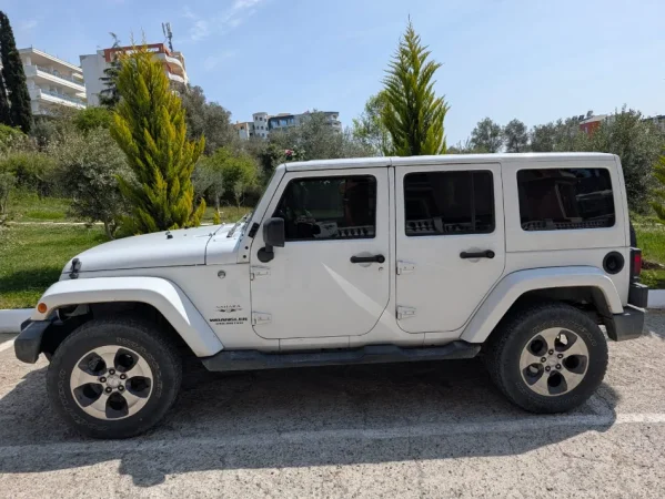 Durres, shes SUV - Jeep Wrangler Unlimited Sahara, viti 2016 Benzin, e bardhë manuale Kondicioner 117.500 km 20.000 €