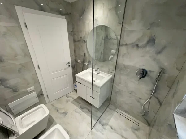 Tirane, jepet me qera apartament 2+1+Ballkon Kati 3, 112 m² 1.200 € (Liqeni i Thate)
