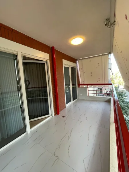 Tirane, jepet me qera apartament 2+1+Ballkon Kati 3, 112 m² 1.200 € (Liqeni i Thate)