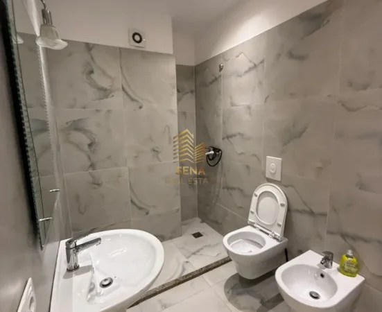Tirane, shitet apartament 2+1+Ballkon Kati 1, 128 m² 270.400 € (Xhamllik)