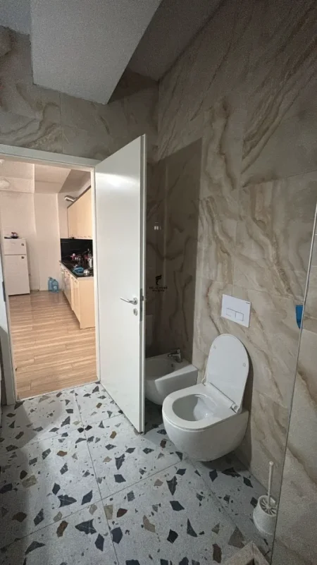 Tirane, jepet me qera apartament 2+1 Kati 2, 80 m² 500 € (ALI DEMI)