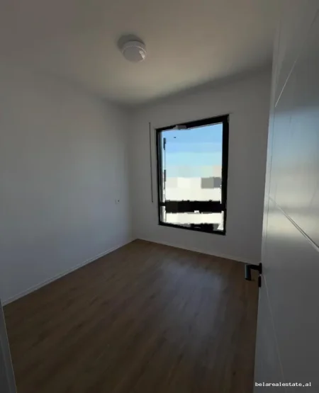 Tirane, jepet me qera zyre Kati 8, 120 m² 690 € (5 Maji)