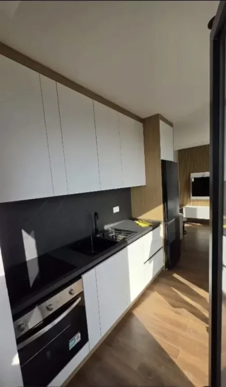 Tirane, jepet me qera apartament 1+1 Kati 7, 65 m² 550 € (QSUT)