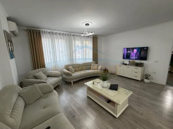 Tirane, shes apartament 2+1+Ballkon Kati 4, 97 m² 152.000 € (Pallatet Cabej)