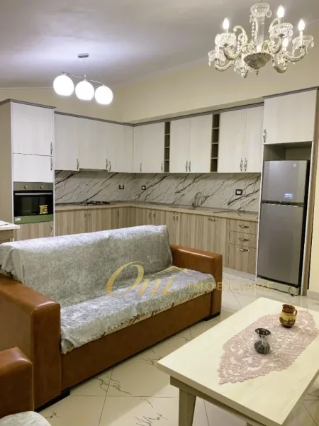 Tirane, jepet me qera apartament 2+1 Kati 3, 130 m² 600 € (SIRI KODRA)