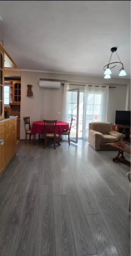 Tirane, jepet me qera apartament 2+1+Ballkon Kati 5, 90 m² 650 € (Rruga e Barrikadave)