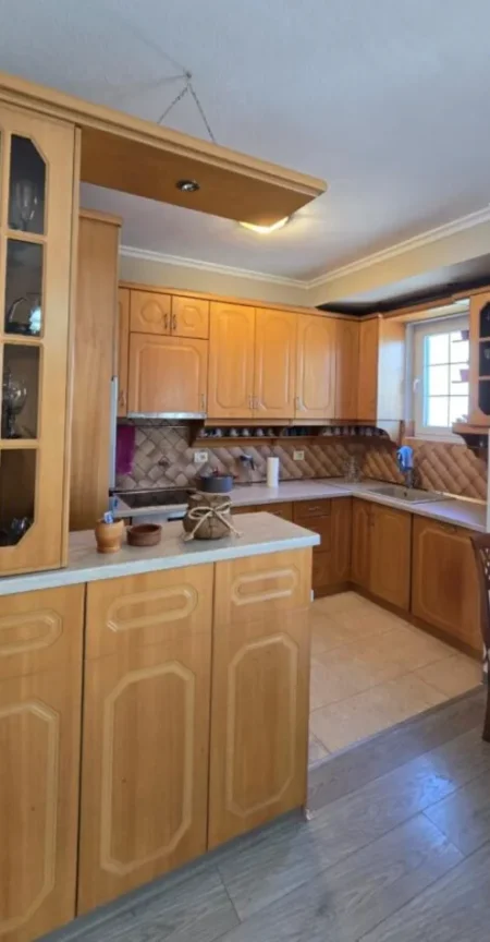 Tirane, jepet me qera apartament 2+1+Ballkon Kati 5, 90 m² 650 € (Rruga e Barrikadave)