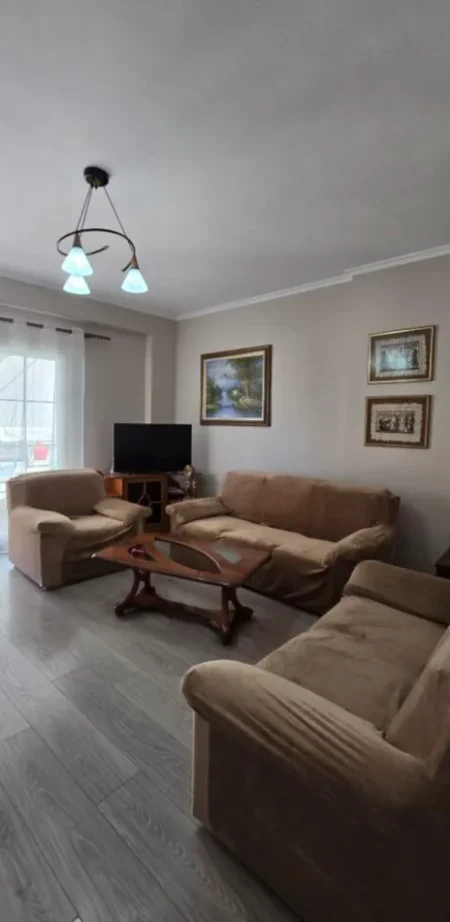 Tirane, jepet me qera apartament 2+1+Ballkon Kati 5, 90 m² 650 € (Rruga e Barrikadave)