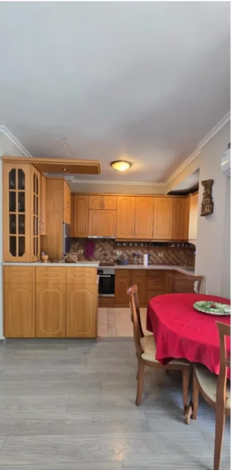 Tirane, jepet me qera apartament 2+1+Ballkon Kati 5, 90 m² 650 € (Rruga e Barrikadave)