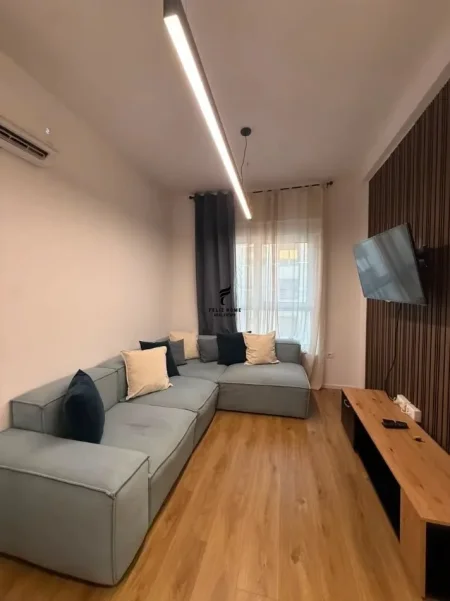 Tirane, jepet me qera apartament 2+1 Kati 8, 80 m² 550 € (ALI DEMI)