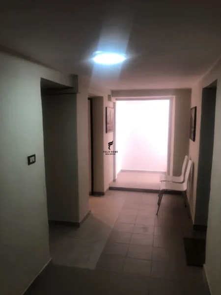 Tirane, jepet me qera zyre Kati -1, 16 m² 250 € (BLLOKU)