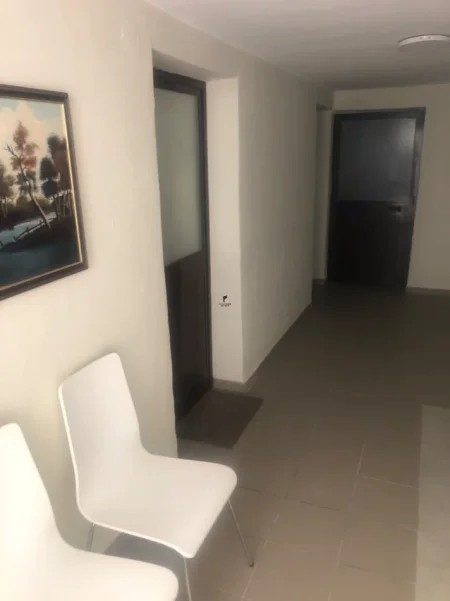 Tirane, jepet me qera zyre Kati -1, 16 m² 250 € (BLLOKU)