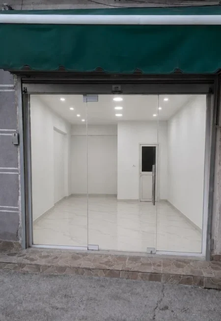 Tirane, jepet me qera ambjent biznesi Kati 1, 41 m² 600 € (Komuna e Parisit)