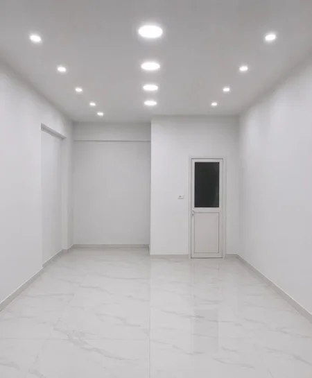 Tirane, jepet me qera ambjent biznesi Kati 1, 41 m² 600 € (Komuna e Parisit)