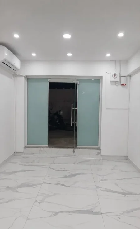 Tirane, jepet me qera ambjent biznesi Kati 1, 41 m² 600 € (Komuna e Parisit)