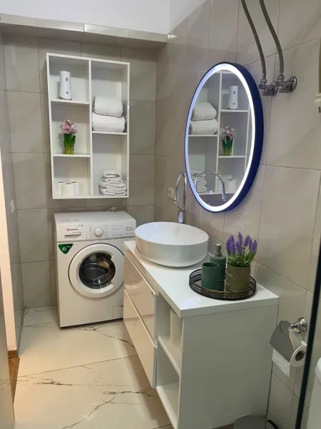 Tirane, jepet me qera Garsioner,Mobiluar ,Çmimi 40.000 Lekë të Reja, Pranë Selvisë,Rruga Dibrës,Tiranë.