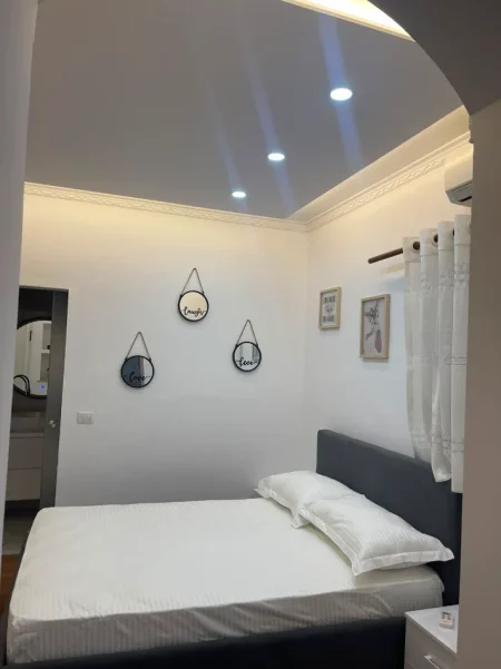 Tirane, jepet me qera Garsioner,Mobiluar ,Çmimi 40.000 Lekë të Reja, Pranë Selvisë,Rruga Dibrës,Tiranë.