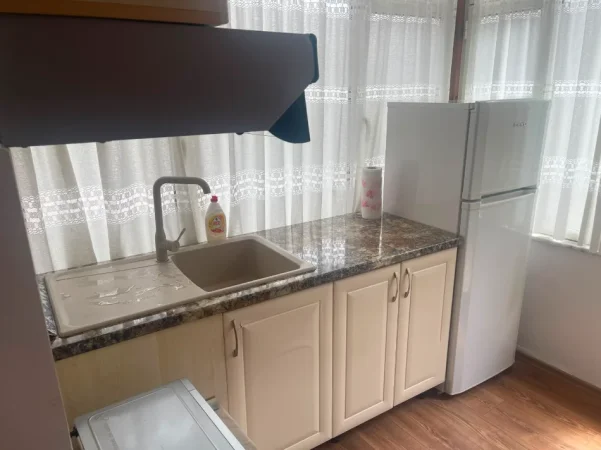 Tirane, jepet me qera Garsioner,Mobiluar ,Çmimi 40.000 Lekë të Reja, Pranë Selvisë,Rruga Dibrës,Tiranë.