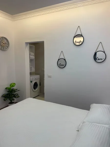 Tirane, jepet me qera Garsioner,Mobiluar ,Çmimi 40.000 Lekë të Reja, Pranë Selvisë,Rruga Dibrës,Tiranë.