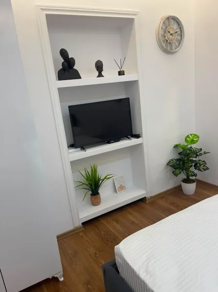 Tirane, jepet me qera Garsioner,Mobiluar ,Çmimi 40.000 Lekë të Reja, Pranë Selvisë,Rruga Dibrës,Tiranë.