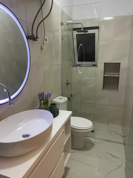 Tirane, jepet me qera Garsioner,Mobiluar ,Çmimi 40.000 Lekë të Reja, Pranë Selvisë,Rruga Dibrës,Tiranë.