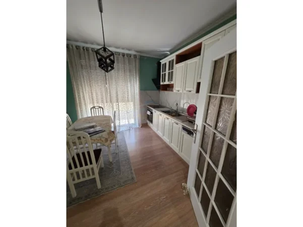 Tirane, jepet me qera apartament 2+1 Kati 2, 110 m² 1.200 € (Myslym Shyri)